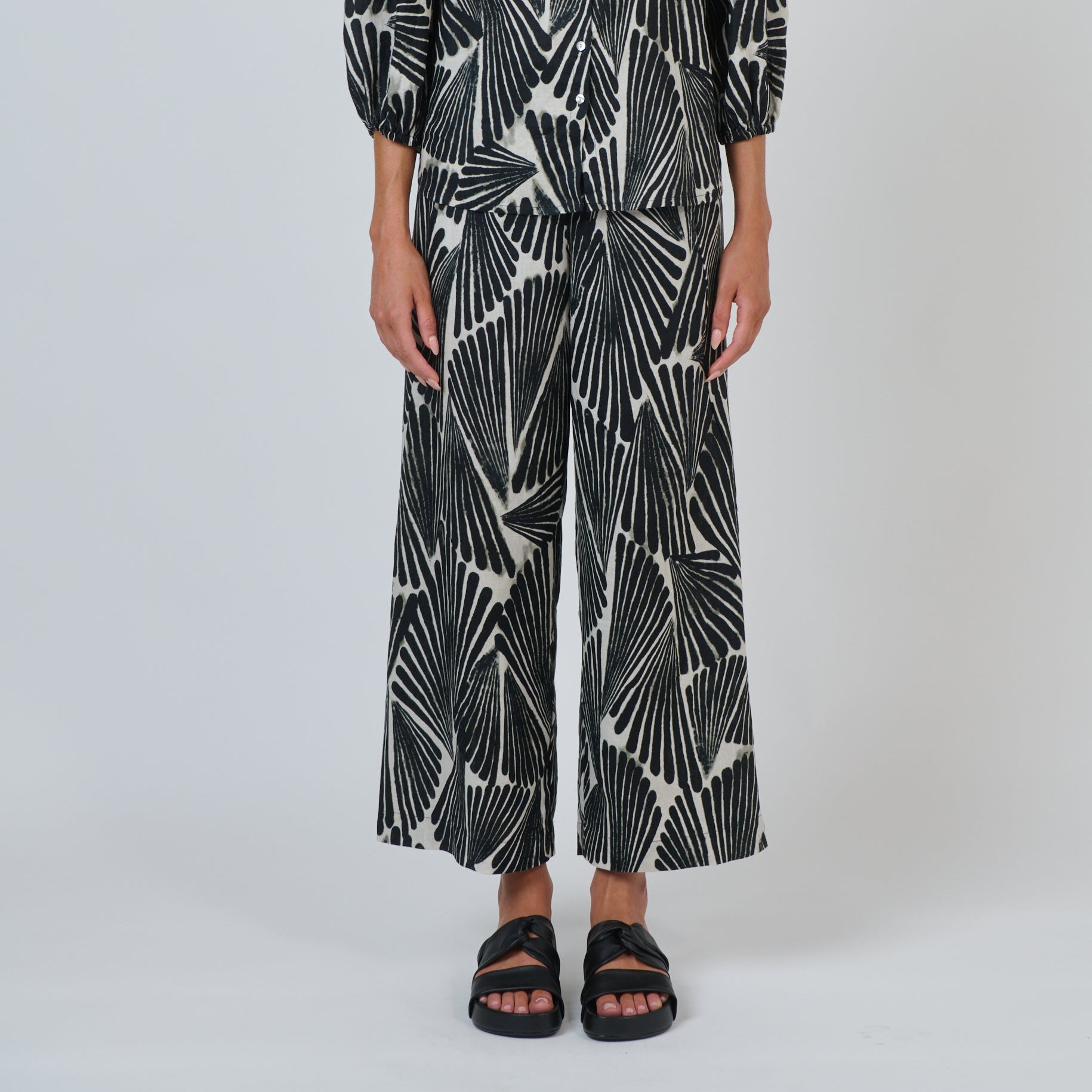 Naturals by O&J wide linen pants in black and white print