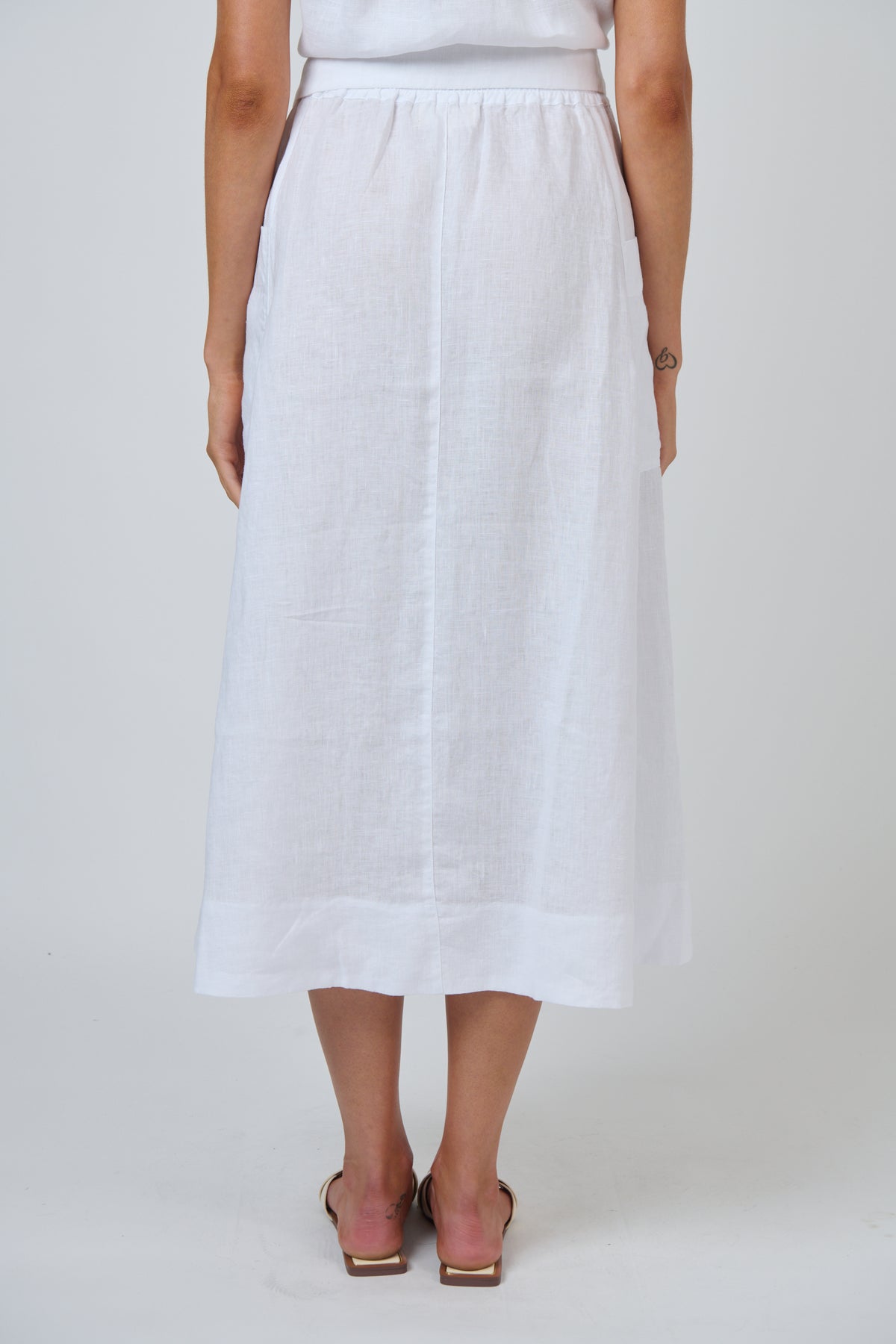 Naturals by O&J Linen skirt in White elastic back waist