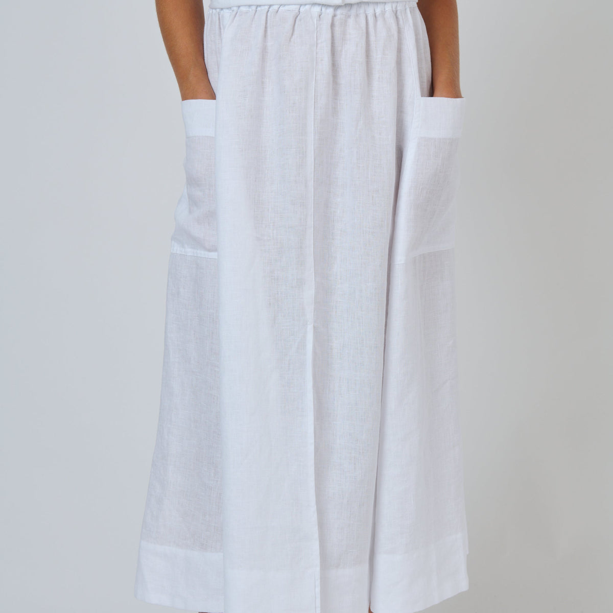 Naturals by O&J Linen skirt in White with pockets