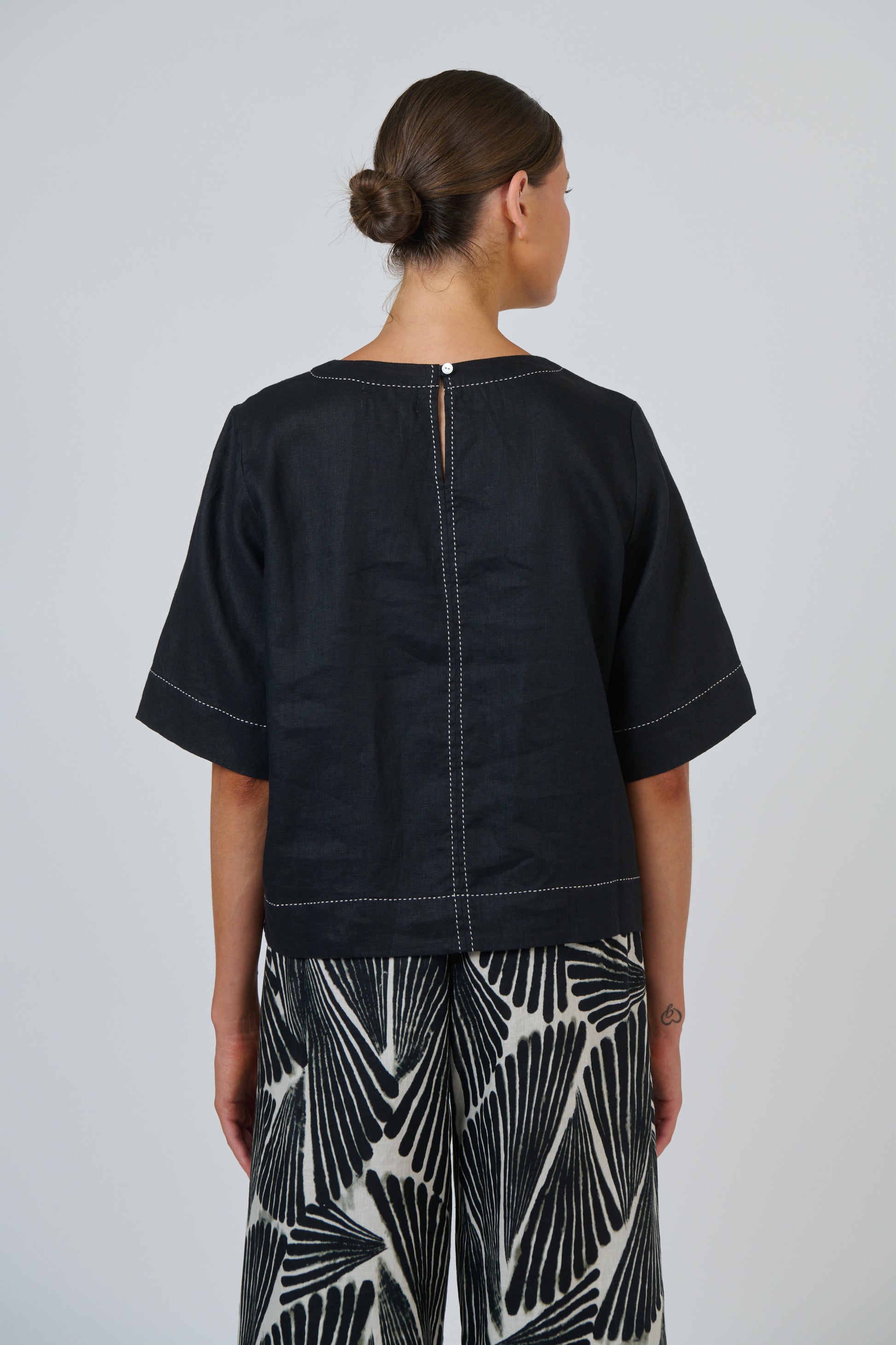 Naturals by O&J Elbow length sleeved top in black linen