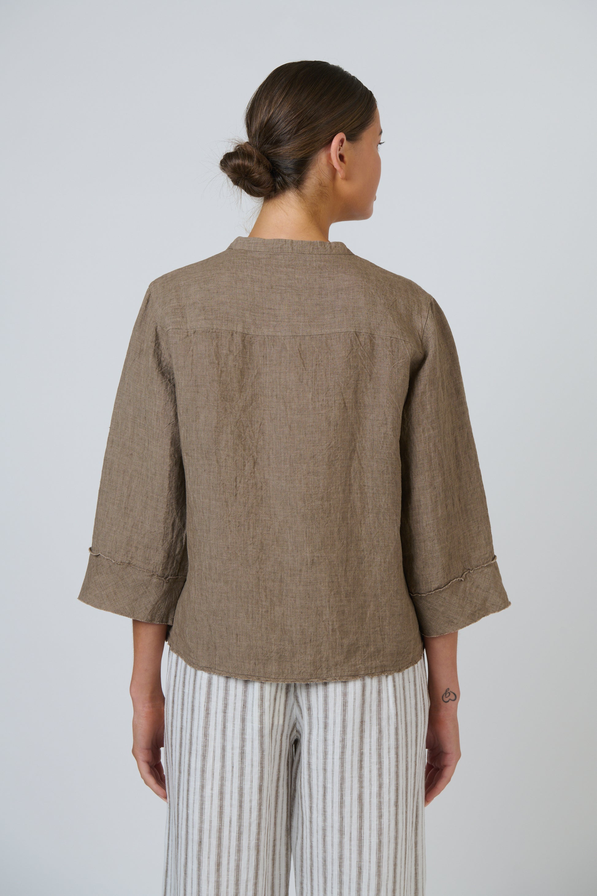 Naturals by O&J smart Mandarin style top in Linen. Agate.