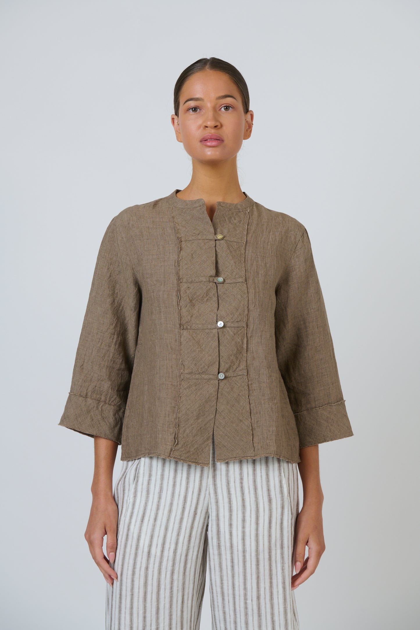 GA 687 Naturals by O&J Mandarin style top in Linen. Agate.
