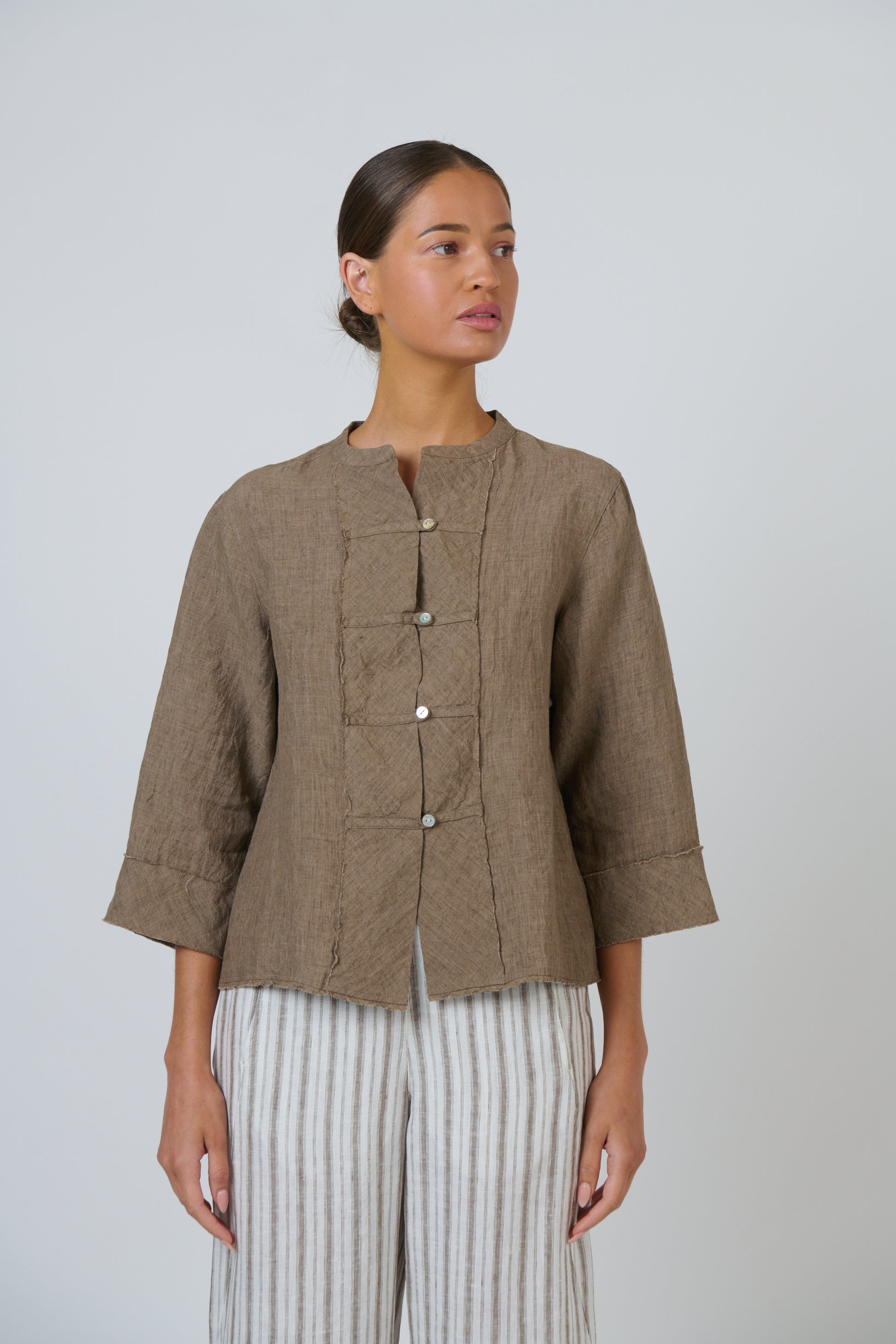 Naturals by O&J Mandarin style lop in Linen. Agate. 3/4 leeves