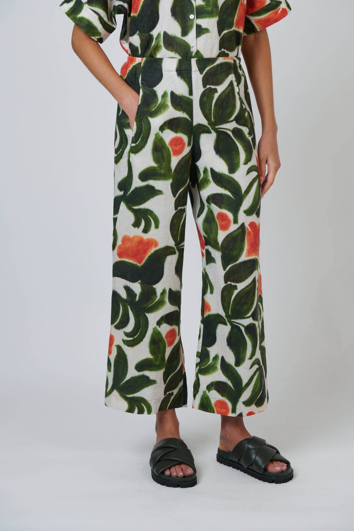 Naturals by O&J Linen Pants in Tuileries with pockets