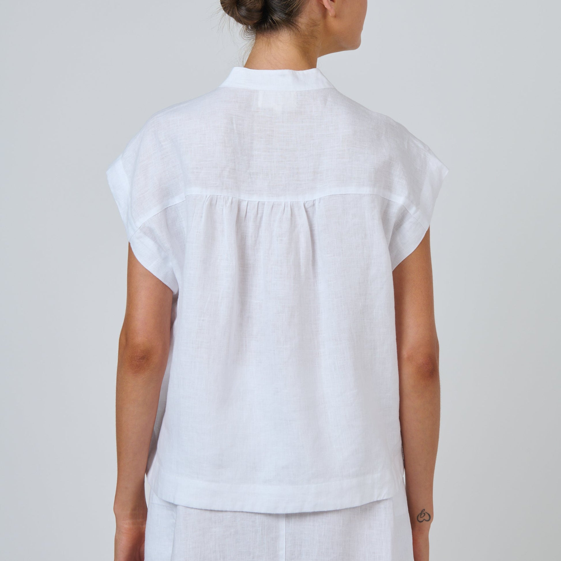 Naturals by O&J capped sleeve top with button opening front G429