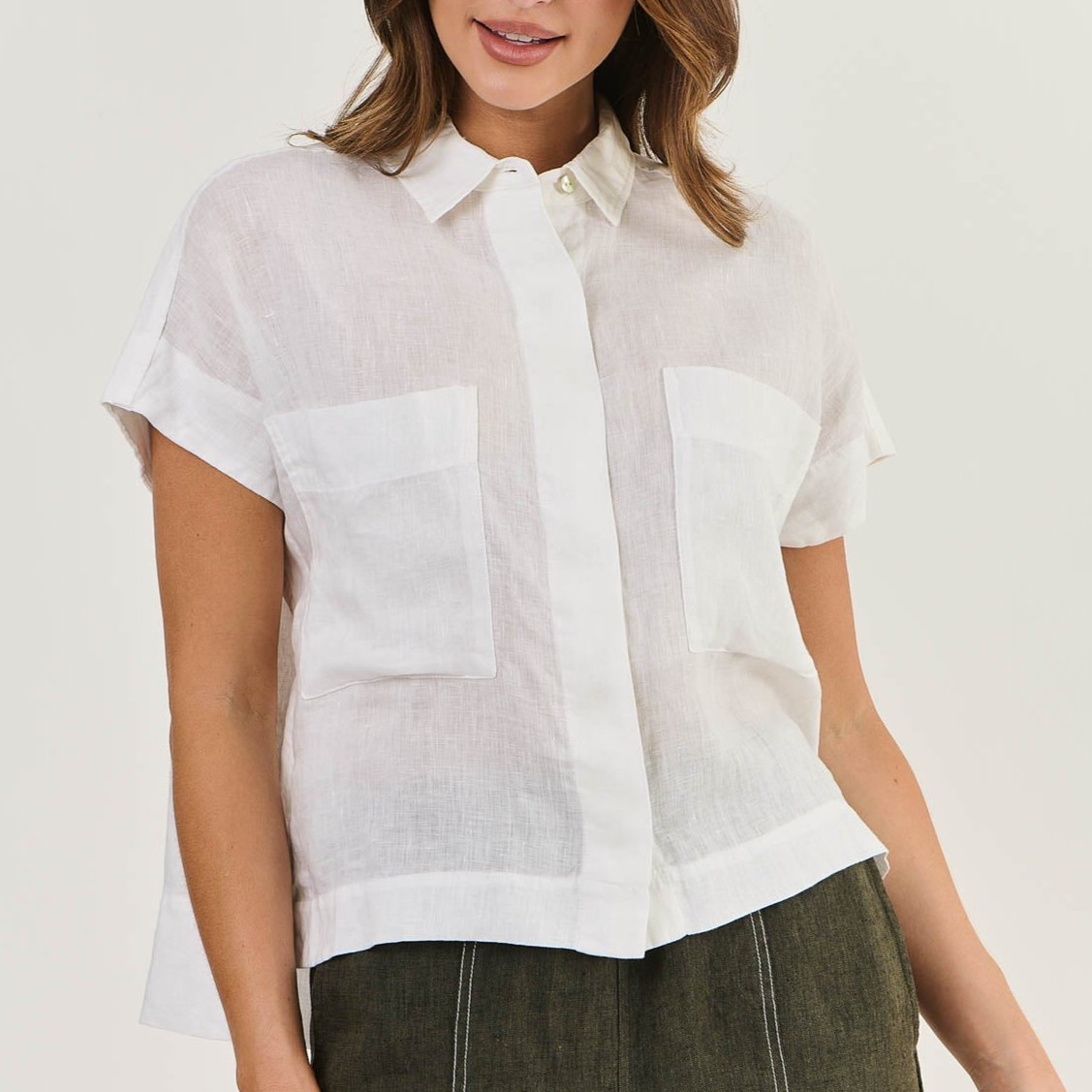 Naturals by O&J White linen short sleeve top. GA533