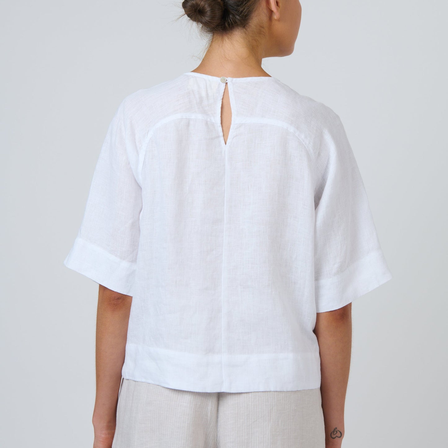 Naturals by O&J Natural fibres Linen top in white GA721