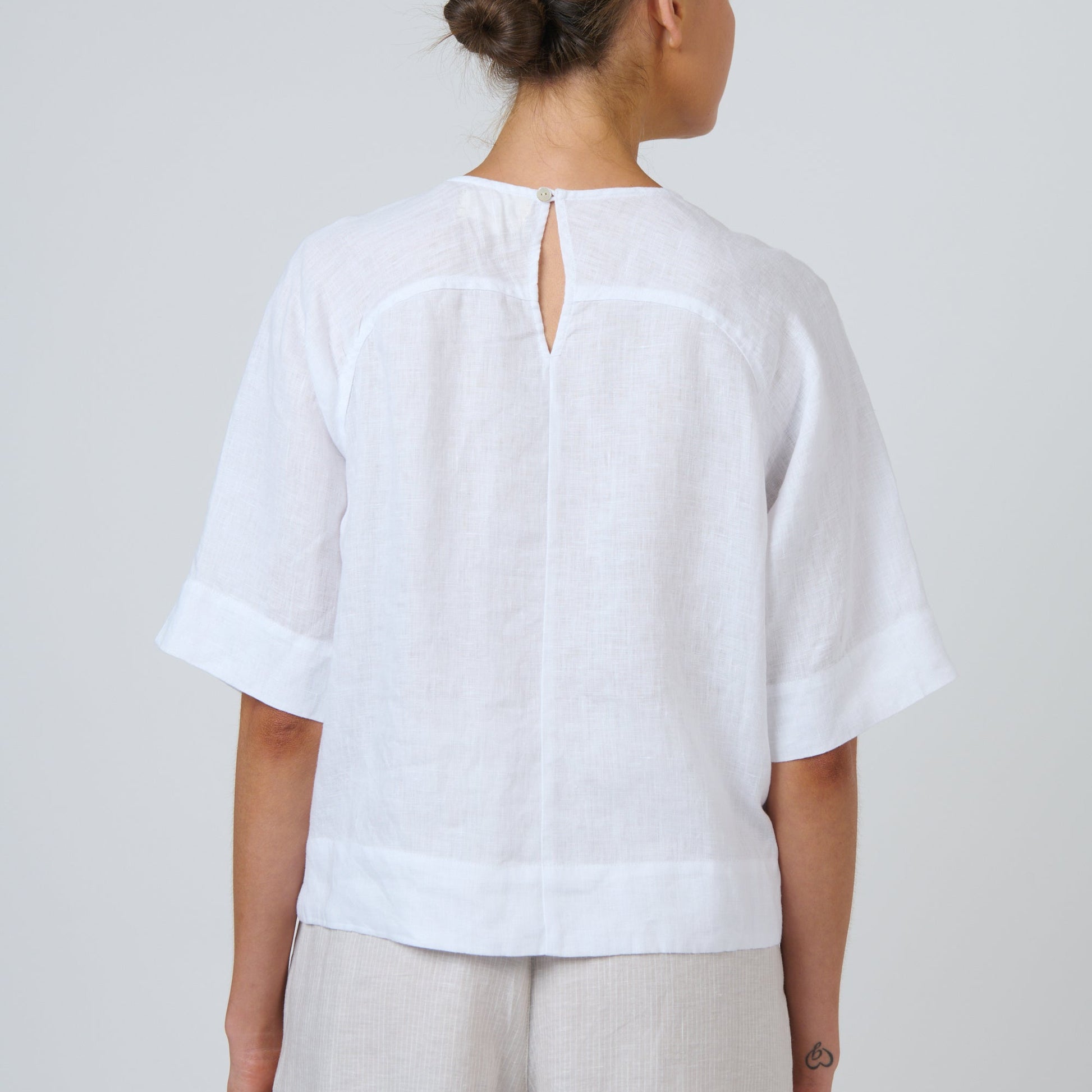 Naturals by O&J Natural fibres Linen top in white GA721