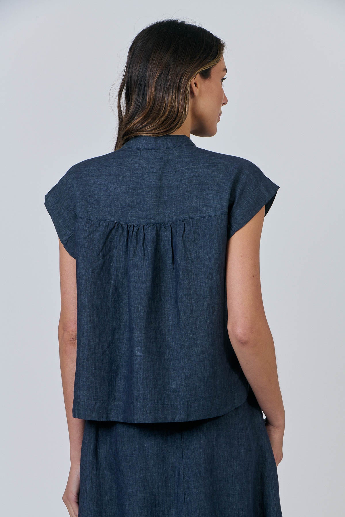 Naturals by O&J omens linen top in dark blue.
