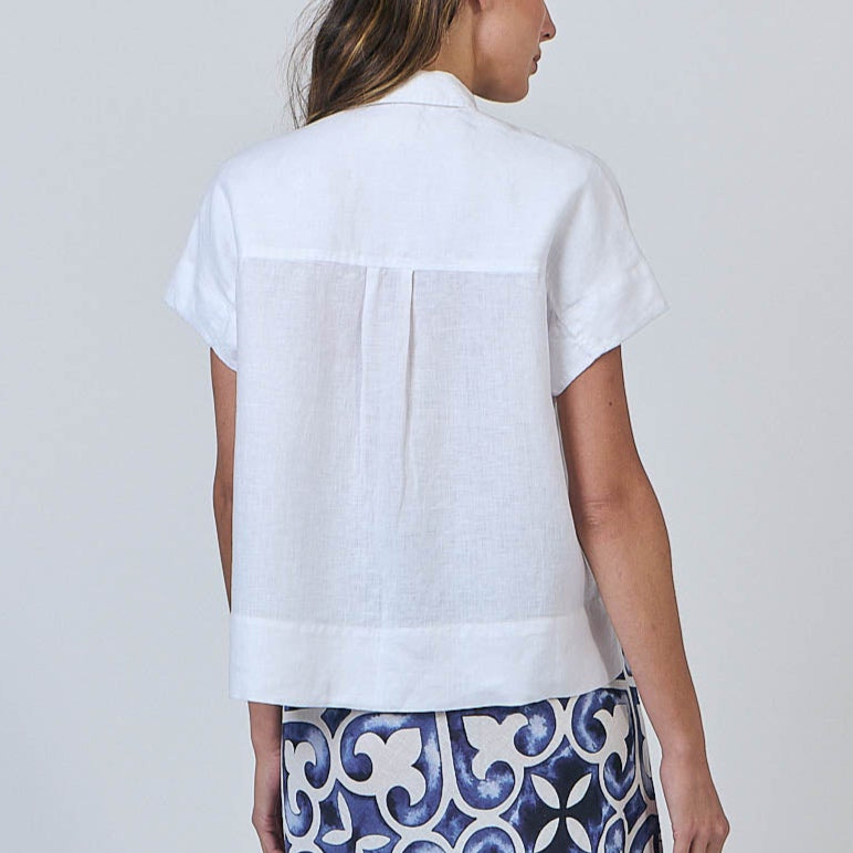 Woman wearing a white linen blouse from Sydney brand Naturals by O&J.