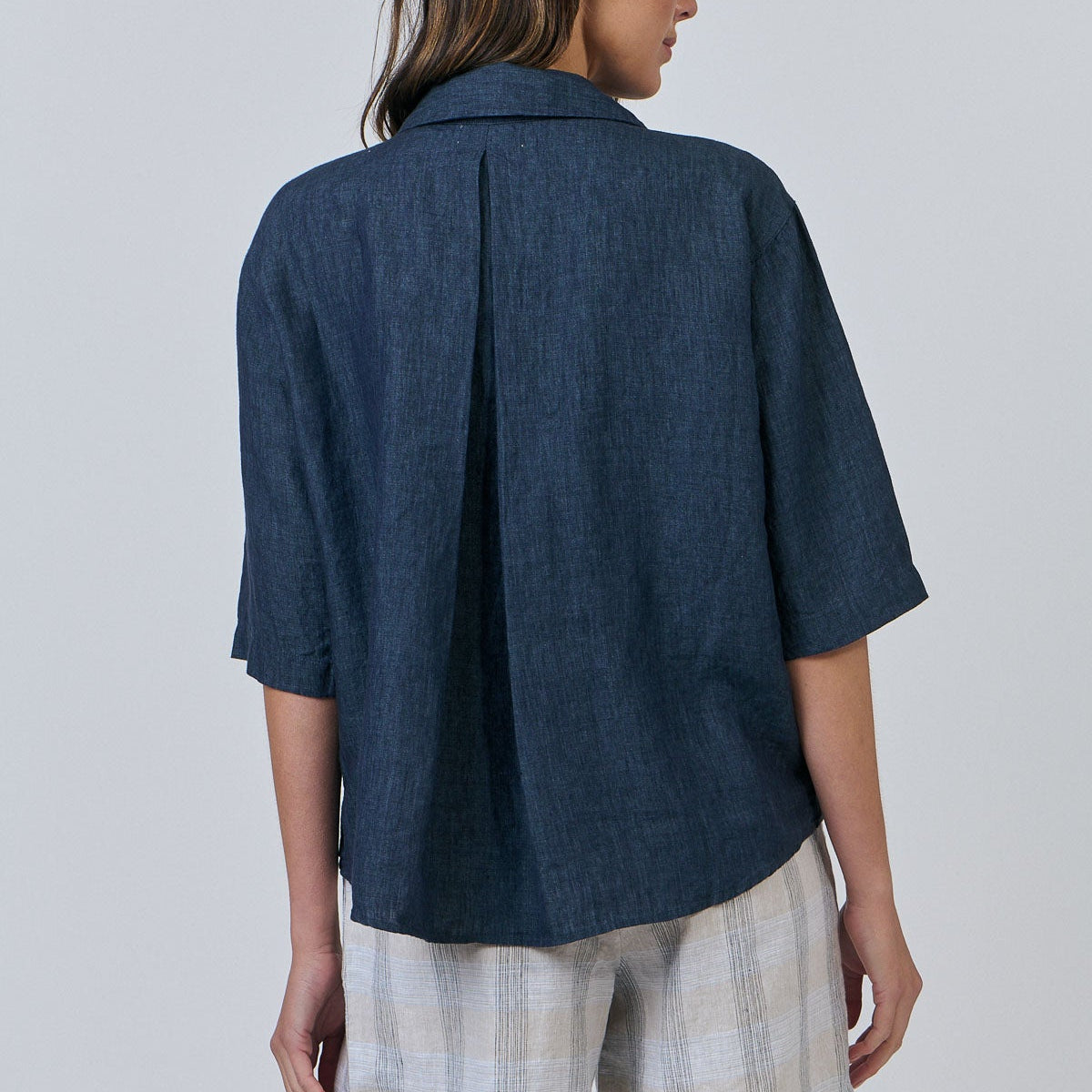 Naturals by O&J. An oversized linen shirt or jacket in dark blue.