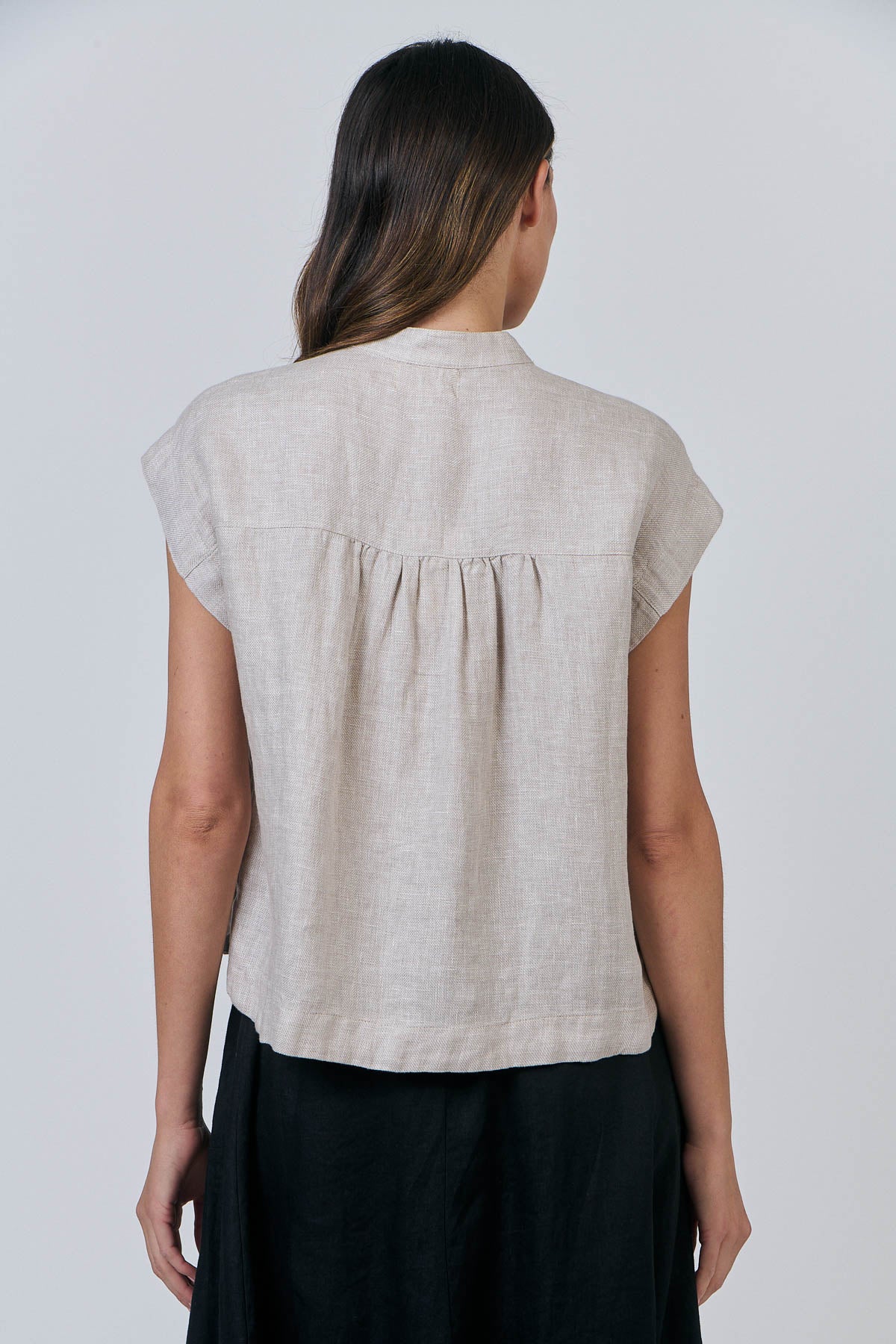 Naturals by O&J. Natural fibres. Linen top in Dune.