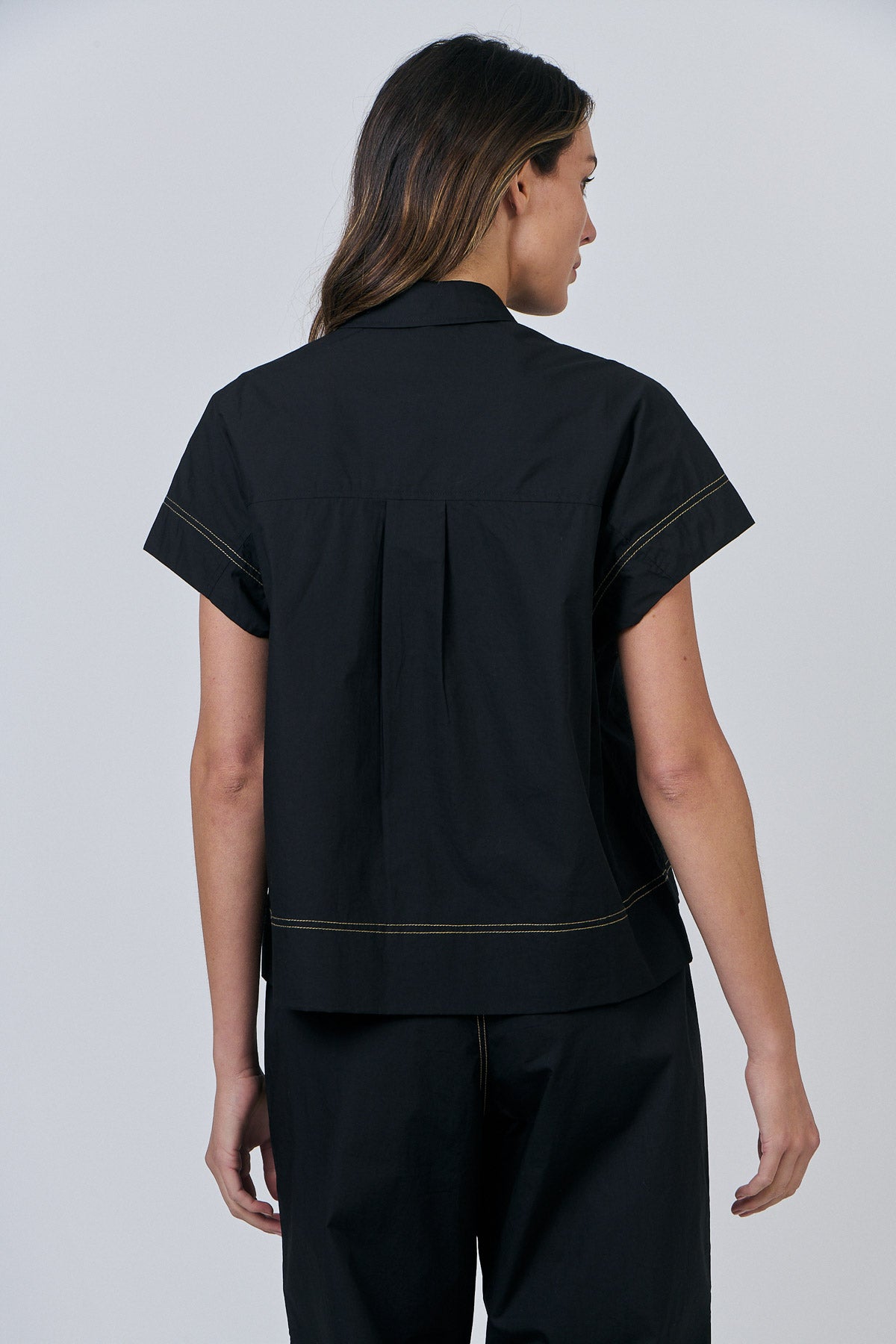 Naturals by O&J black shirt in poplin cotton.