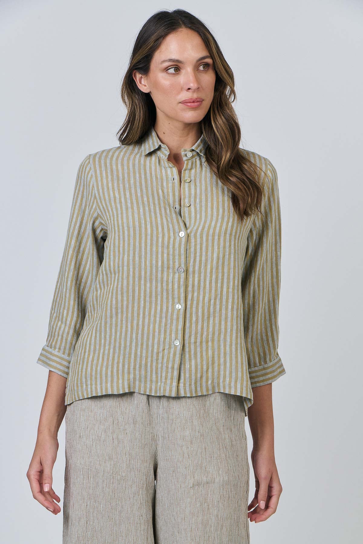 Naturals By O&J Stripe shirt in linen. Colour Reed.