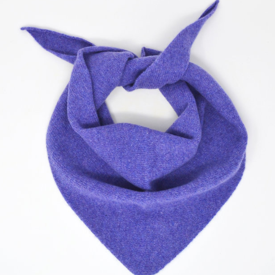 Triangle scarf in purple heather. Knitted Merino wool.