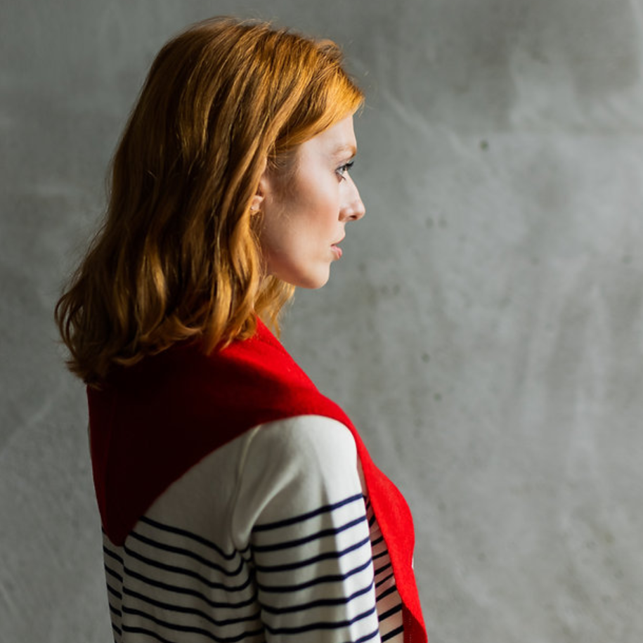 Neckerchief in red. Woollen triangle scarf.
