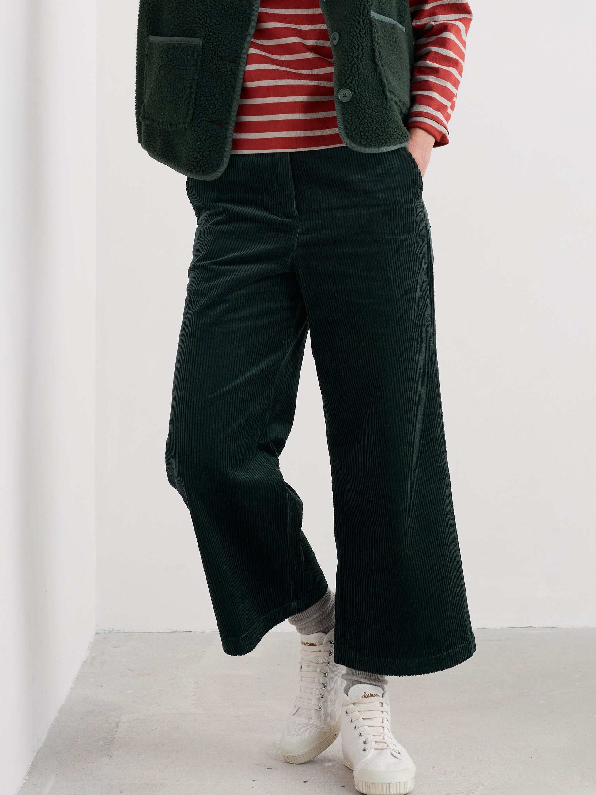 Cord wide legged cropped pants in dark green