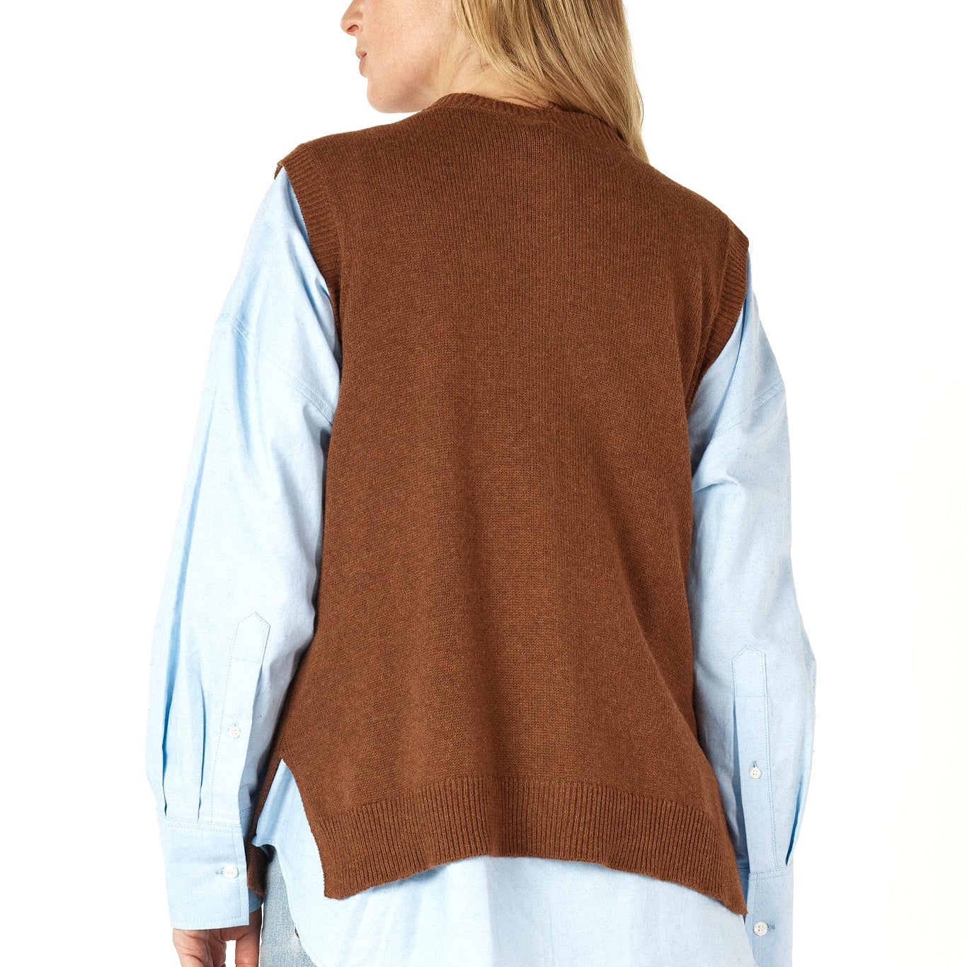 Sleeveless vest in coffee.