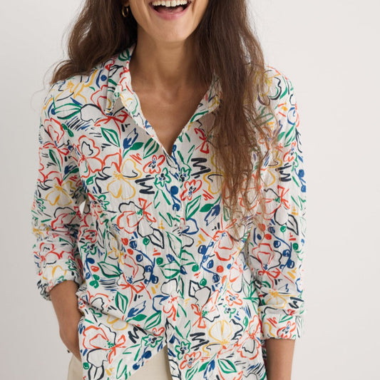 Woman wearing the Larissa cotton shirt in Painters Garden Chalk by SEASALT