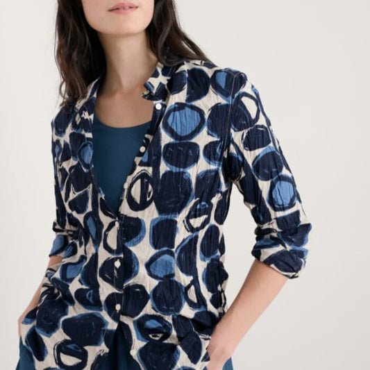Woman wearing the Larissa cotton Shirt in Pebble Monoprint Aran by SEASALT