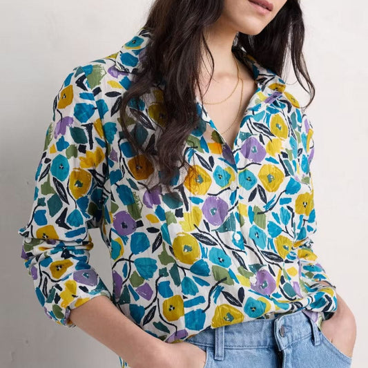 Woman wearing the Larissa cotton Shirt in Zennor Blooms Chalk by SEASALT