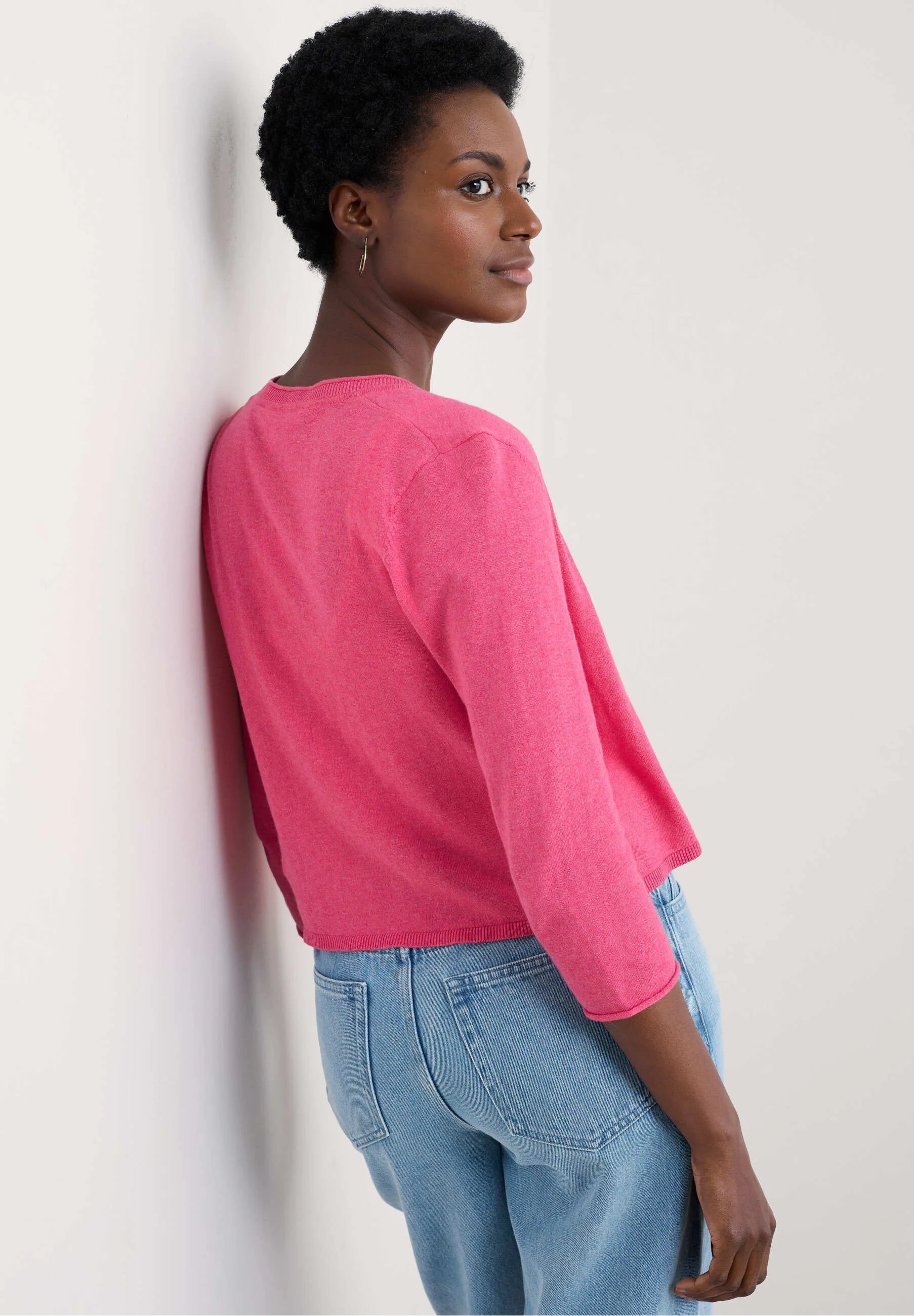 Woman wearing the Vanessa cotton Cardigan in Tulip pink by SEASALT