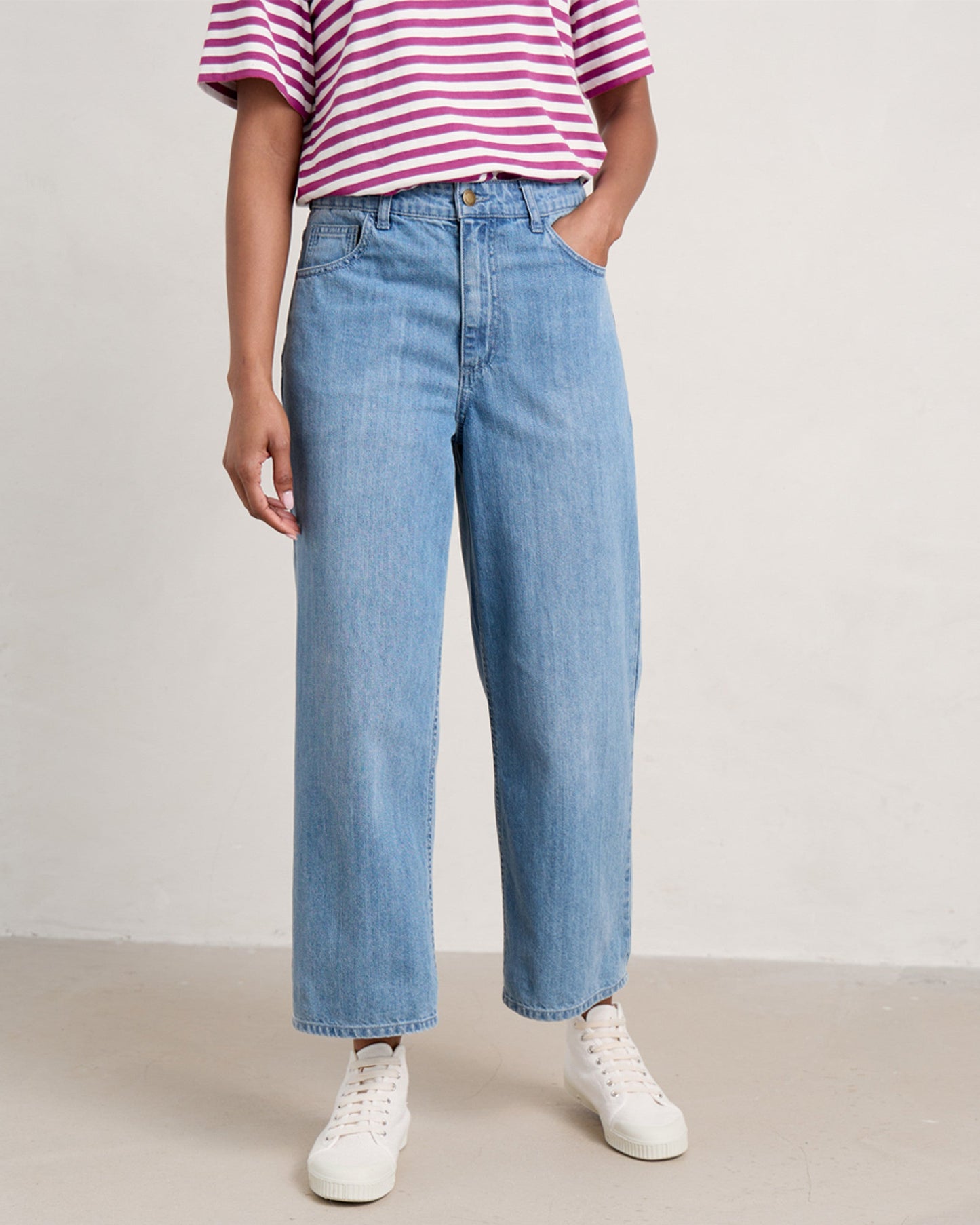 Woman wearing the Barnes Crop Jeans by SEASALT in light wash