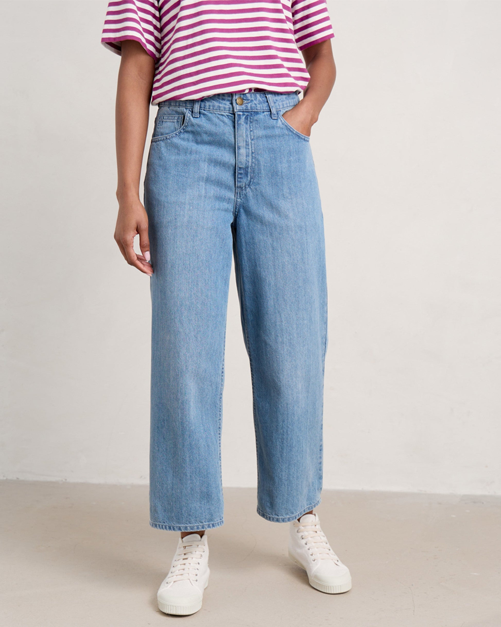 Woman wearing the Barnes Crop Jeans by SEASALT in light wash