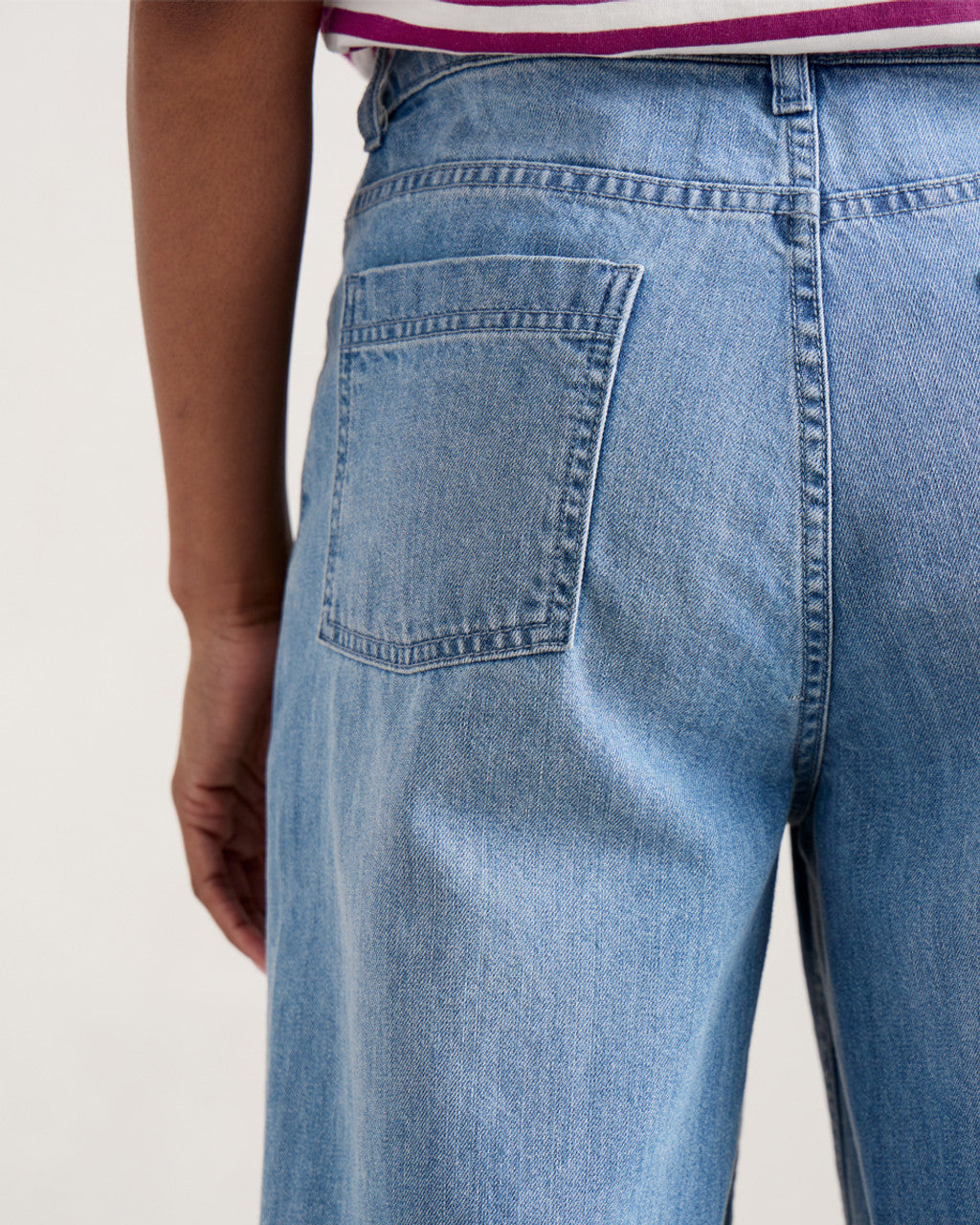 Woman wearing the Barnes Crop Jeans by SEASALT in light wash