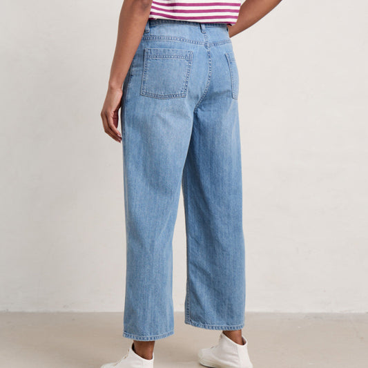 Woman wearing the Barnes Crop Jeans by SEASALT in light wash