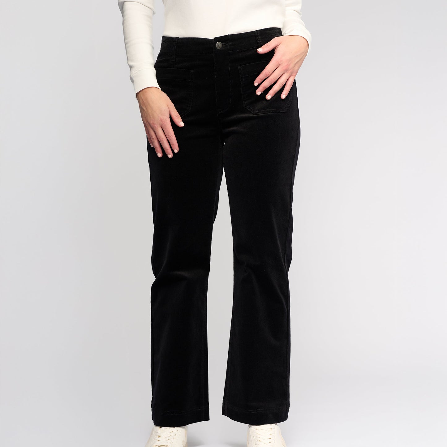 Vassalli Ankle Grazer cord pants in Black