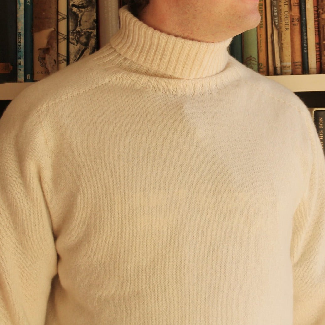 Harley of Scotland's Men's Superfine Roll Neck Jumper in chalk, close up of turtle neck