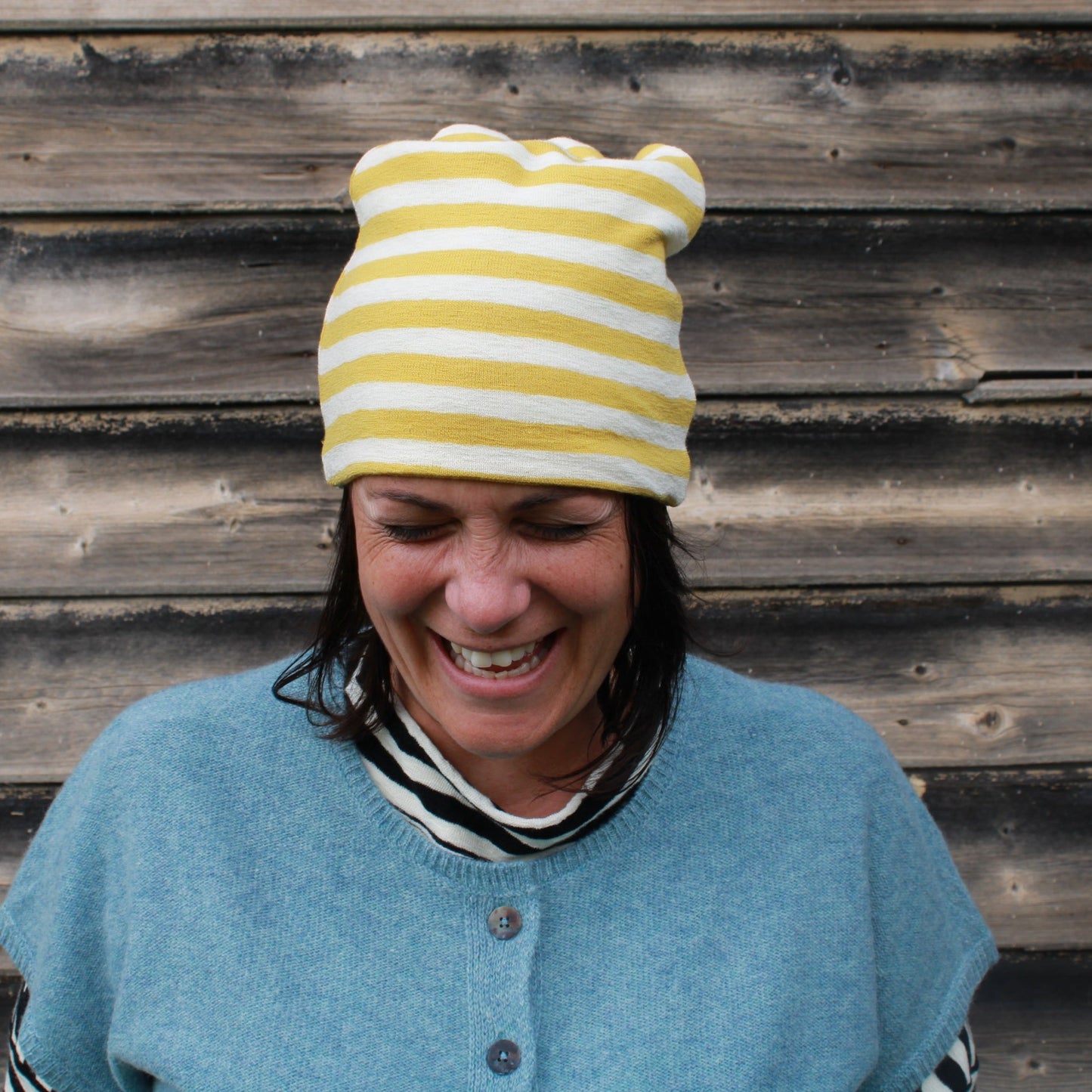 Wool beanie yellow stripe. By basics.