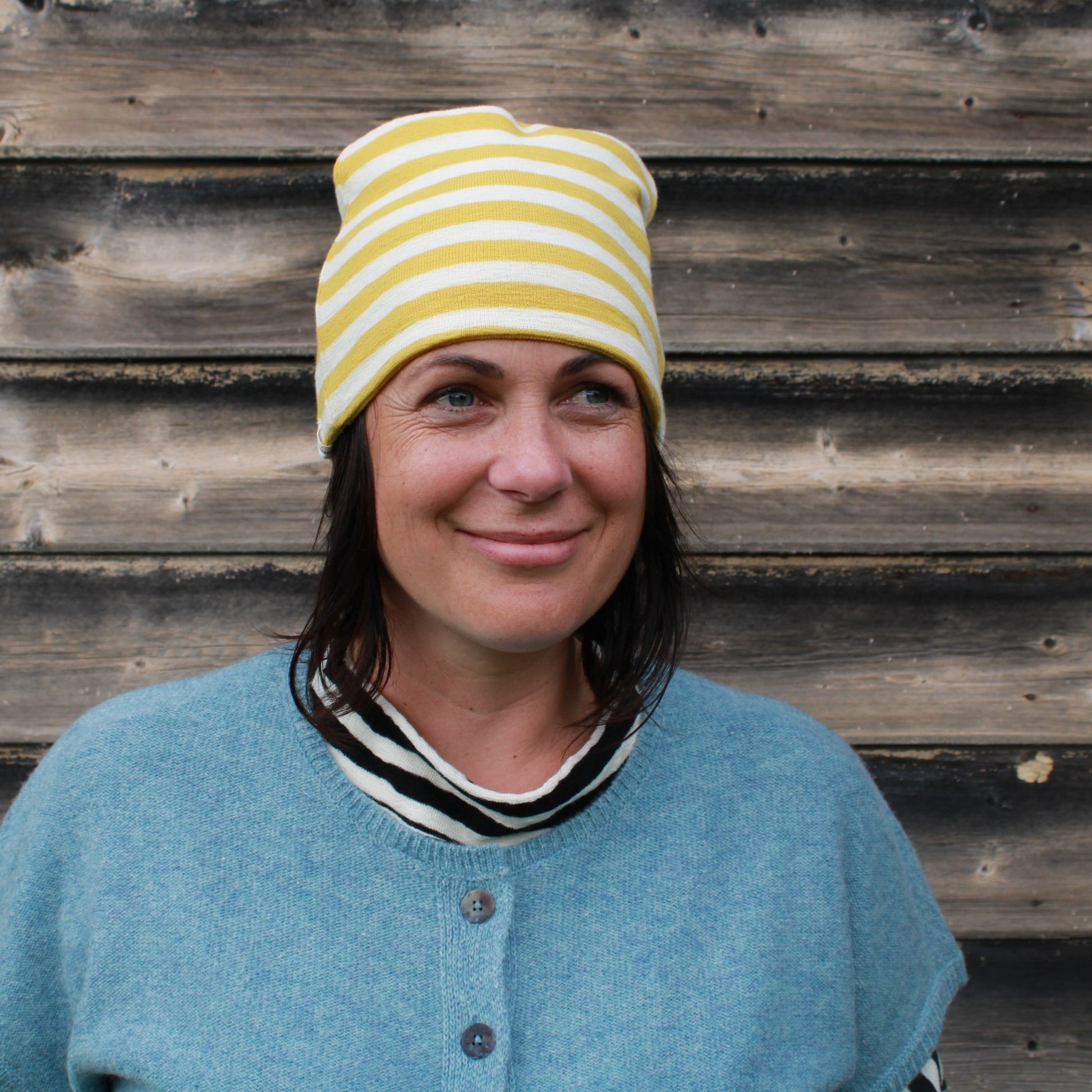 Wool beanie yellow stripe. By basics.